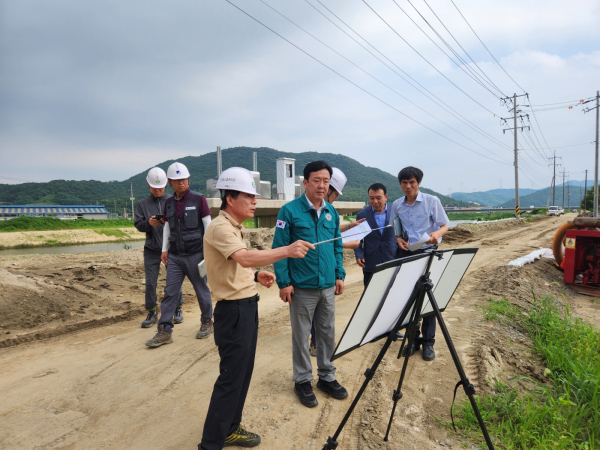 이명열 농업환경국장이 지난 4일 성성호수공원 등 주요사업지를 대상으로 집중호우 대비 긴급 현장점검 모습