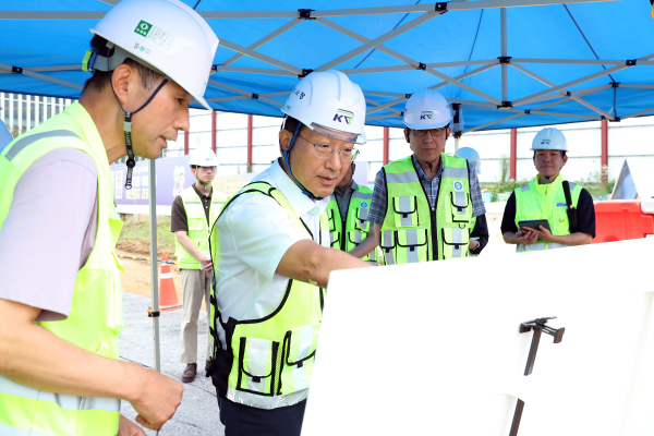 지난 4일, 과천정보타운역 건설사업 현장점검을 하고 있는 이성해 국가철도공단 이사장(왼쪽 두 번째)
