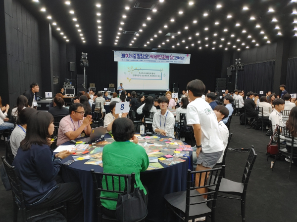 원탁토론하는 모습