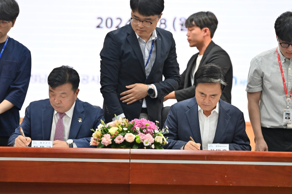 김태흠 충남지사가 예산 삽교 일원에 추진하는 ‘내포 농생명 융복합 클러스터’를 ‘RE100 산단’으로 조성하기 위한 상생협력 업무협약을 체결하고 있다.