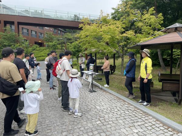 지난 6월 15일, 아빠-아이 참가자들이 국립대전숲체원 「산속길 따라 아빠랑 자연놀이」 특화캠프에 참여하고 있다.