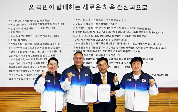 한국농수산식품유통공사-대한체육회 MOU 기념사진 * 한국농수산식품유통공사 김춘진 사장(오른쪽 2번째), 국가대표선수촌 장재근 촌장(왼쪽 2번째), 정강식 올림픽 선수단장(오른쪽 1번째), 이상현 올림픽 선수단 부단장 겸 대한하키협회장(왼쪽 1번째)