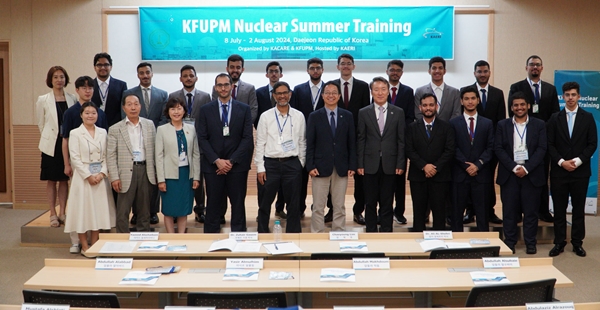 한국원자력연구원 원자력여름연수과정에 참여한 사우디아라비아의 킹파드석유및광물대학(KFUPM) 학생들과 교수진이 기념 사진을 촬영하고 있다