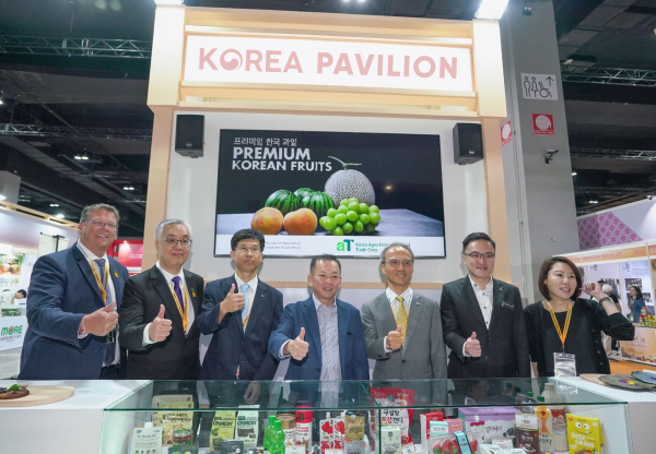 말레이시아 식품박람회 한국관을 찾은 국내외 귀빈 * 한국농수산식품유통공사 장정호 쿠알라룸푸르지사장(왼쪽 3번째), 여승배 주말레이시아 대사(오른쪽 3번째), 말레이시아 플랜테이션 및 원자재부 차관 YB Datuk Chan Foong Hin(오른쪽 4번째)