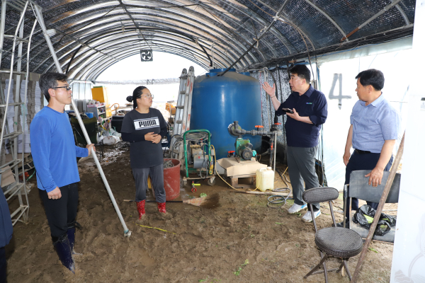 백남성 농협충남세종본부장(오른쪽 두 번째)과 윤판수 논산농협조합장(오른쪽)은 논산시 은진면 수해피해 시설하우스 농가를 찾아 복구 대책을 논의하고 있다