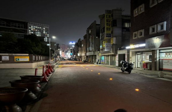 2024년 주민참여예산으로 설치된 태양광 LED 도로표지병 조명.