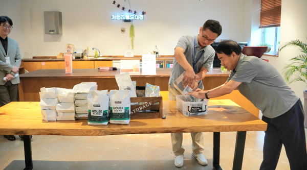 모금함 개함식 진행 사진