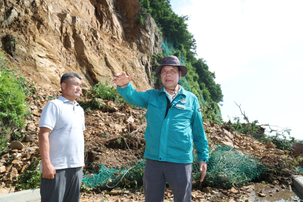 10일 호우 피해지역인 안면읍 승언리를 찾은 가세로 군수 현장점검 모습