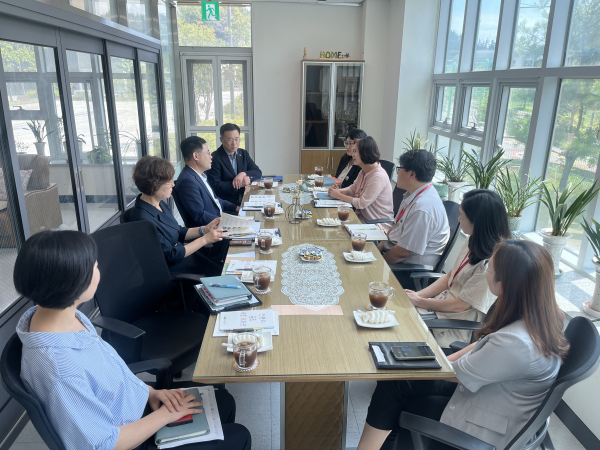 차명국 천안시 복지문화국장이 지난 10일 천안시종합사회복지관을 방문해 관계자들로부터 애로 사항을 청취하고 있다.