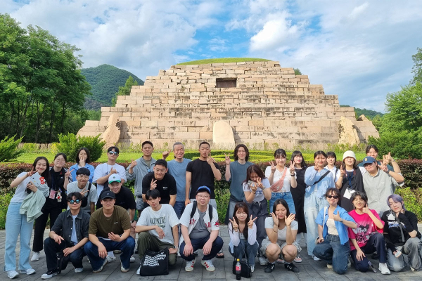 중국 지린성 장군총에서 목원대 학생 등이 기념촬영을 하고 있다.