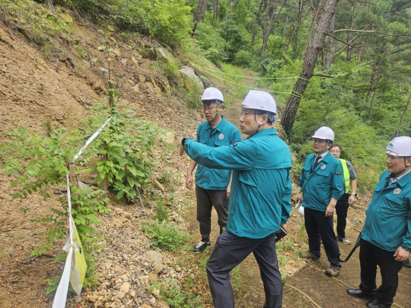 지난 10일 황성태 ( 가운데 ) 부원장이 나주숲체원에 방문하여 사면 붕괴 및 침수피해 예방을 위해 배수시설 관리상태를 점검하고 있다