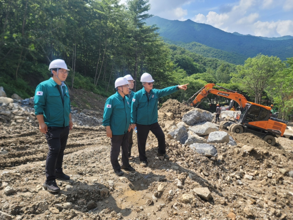 11일 남태헌 ( 가운데 ) 원장이 국립산림치유원을 방문하여 산사태 피해지 및 누적강수로 인한 토사유실 우려 구간에 대해 점검하고 있다.