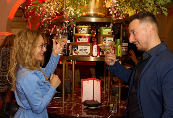 ‘Engel & Jang’의 오프닝 파티 전경