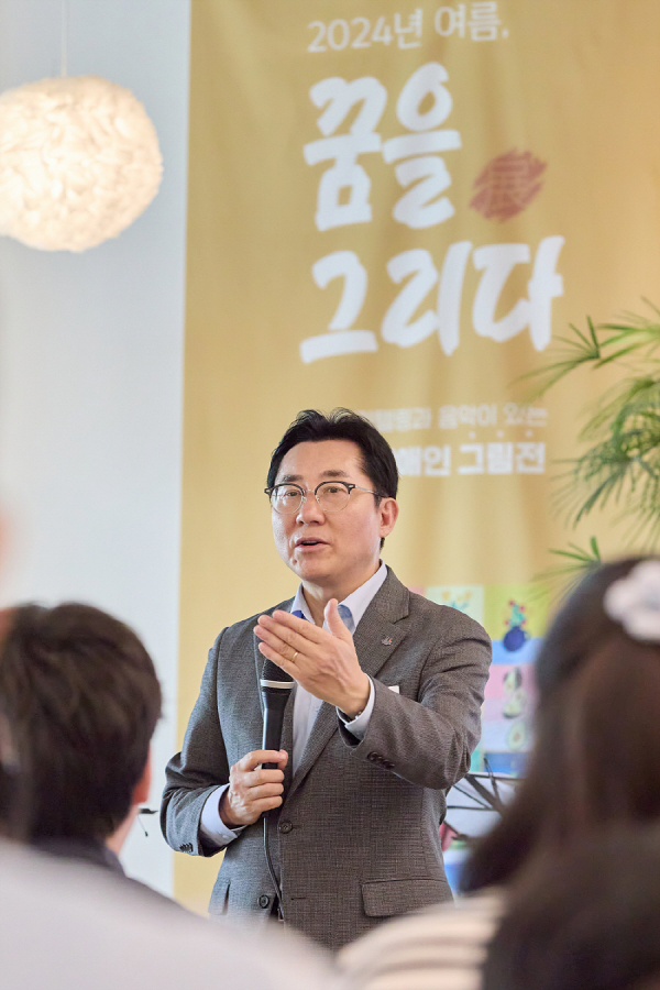 아산시, 제1회 발달장애인 예술인 그림 전시회에서 인사말 하는 박경귀 시장