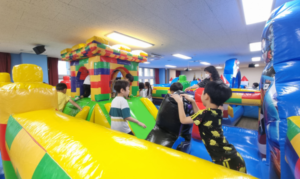 지난 2일, 종촌유치원에서 유아들이 신나게 에어바운스 놀이를 즐기고 있다.