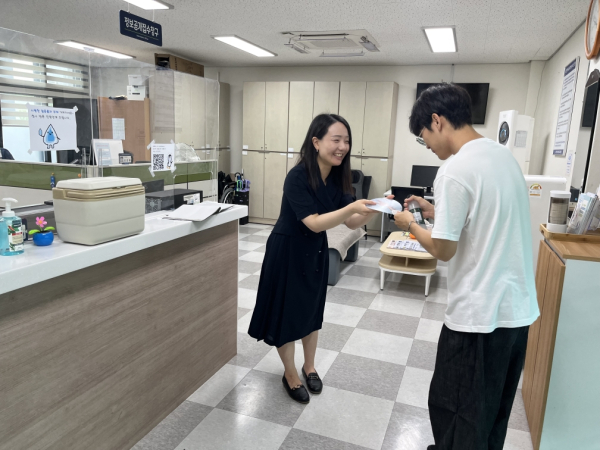 동부 민원실(민원인 생수, 부채 제공)