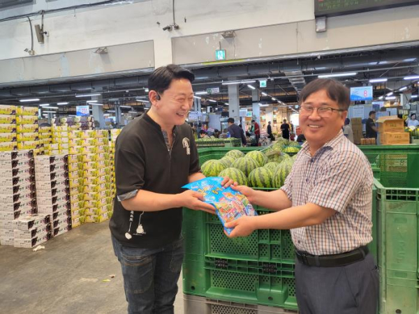 농산물 유통종사자 무더위 극복을 위한 아이스크림 전달 모습