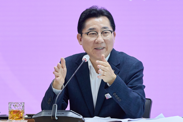 15일 시청 상황실에서 열린 주간간부회의 주재하는 박경귀 시장