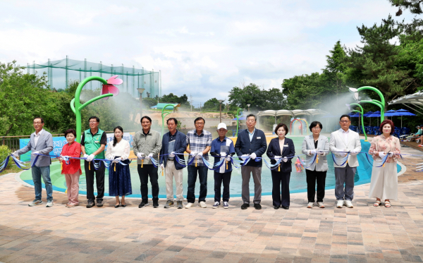 지난 15일 태안읍 상옥리에서 진행된 백화산 물놀이 공원 준공 및 개장식 모습.