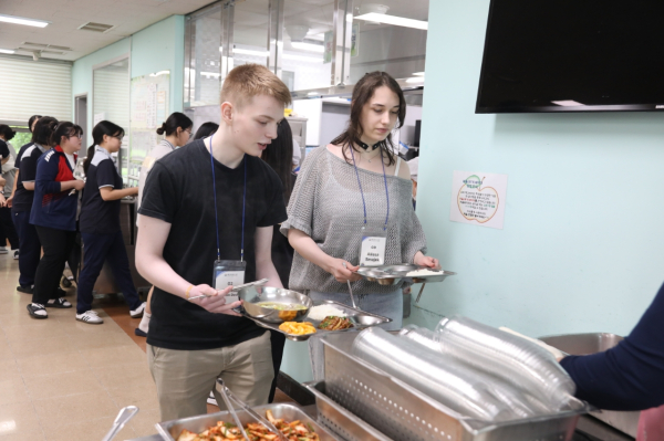해외 학생들이 세종의 학생들과 K-급식을 체험하고 있다.