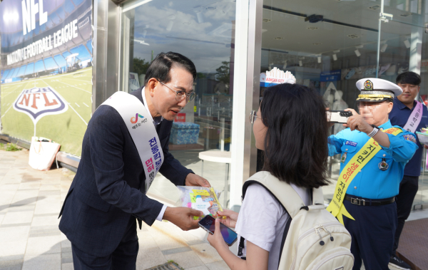 16일 서산초등학교 일원에서 개최된 교통안전 캠페인에 이완섭 시장 참여 모습