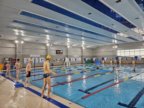 조치원수영장에서 인명구조자격취득반 교육을 받고 있는 모습.