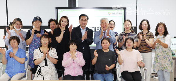 박희조 동구청장이 16일 동구 다문화지원센터를 방문하여 수강생들과 기념촬영