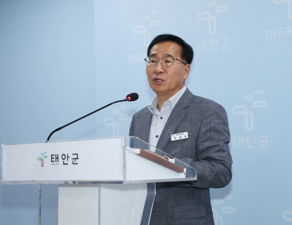 17일 군청 브리핑실에서 정례브리핑 중인 조광상 신속허가과장.