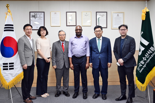 케네디 하가이 박사 방문 기념사진 * 김춘진 한국농수산식품유통공사 사장(우측 2번째), 케네디 하가이 박사(우측 3번째)