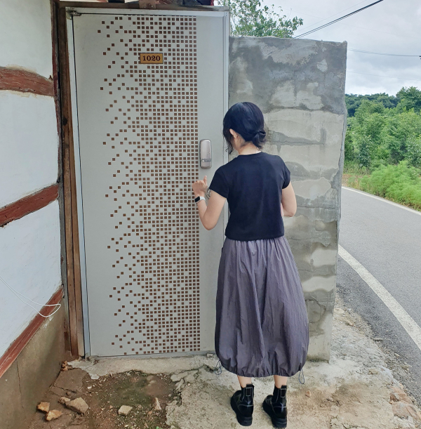 밤새 안녕 서비스 알림을 받고 대상자의 주택에 방문하는 직원 모습