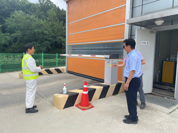 이명열 농업환경국장 목천 상설 거점 소독시설 현장 점검 모습