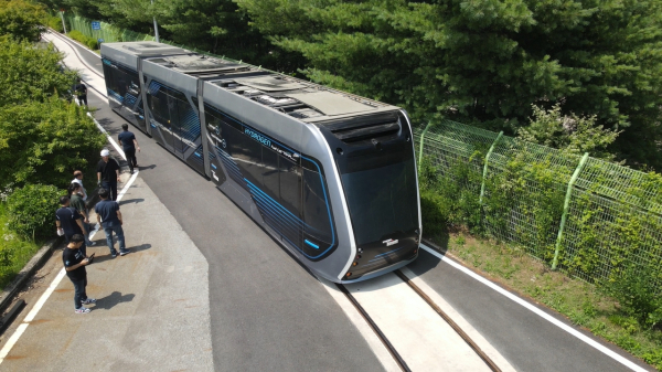 대전교통공사 외삼차량기지에 입고된 트램, 관절장치 성능시험 전 급곡선 통과 예비 주행 모습