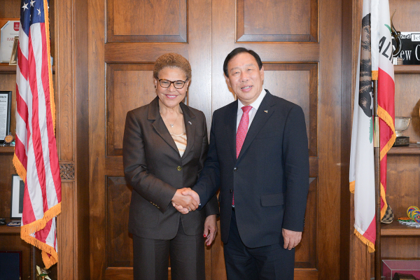 LA시장 면담 (왼쪽부터) 캐런 배스 LA시장, 최민호 세종시장