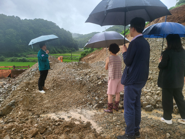 18일 원종민 천안시 기획경제국장이 동면 화덕리 공장부지 옹벽 복구현장 등 산지전용·개발행위 피해우려지를 방문했다