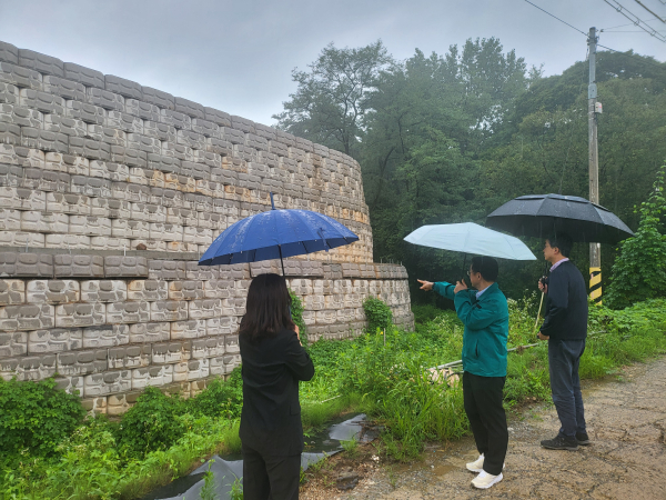 18일 원종민 천안시 기획경제국장이 동면 화덕리 공장부지 옹벽 복구현장 등 산지전용·개발행위 피해우려지를 방문했다