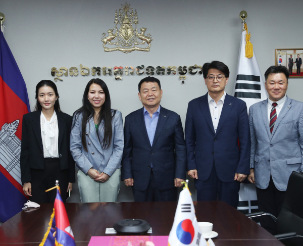 윤석대 한국수자원공사 사장(사진 가운데)이 18일 주한 캄보디아대사관에서 찌링 보퉁 랑세이(Chring Botumrangsay)(사진 가운데 왼쪽) 대사를 만나 물·에너지·도시 분야를 중심으로 양국의 협력 강화 방안을 논의했다.