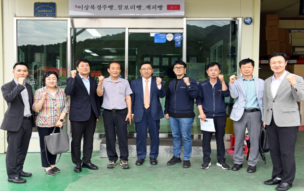 농업회사법인(주)상복명과원 방문 기념사진  * 김춘진 한국농수산식품유통공사 사장(좌측 5번째), 최정민 ㈜상복명과원 대표(좌측 6번째)