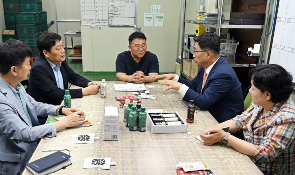 ㈜천년미인 방문 현장사진  * 김춘진 한국농수산식품유통공사 사장(우측 2번째), 박인주 ㈜천년미인 대표(우측 3번째)
