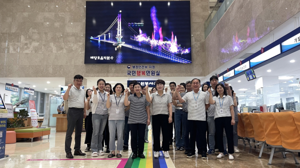 새옷을 입은 예산군청 민원실 직원 기념촬영