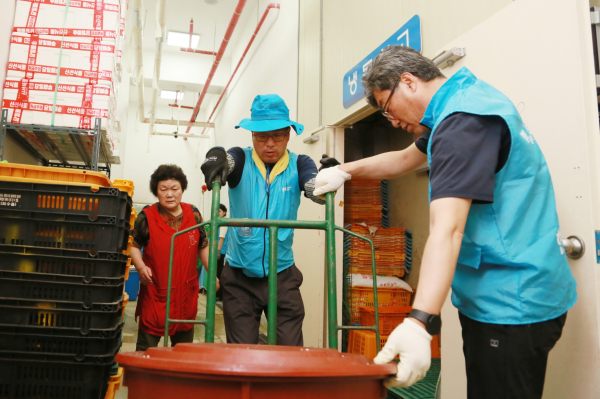 당진 관내 집중호우 피해 복구 지원 활동에 나선 현대제철 임직원들 모습