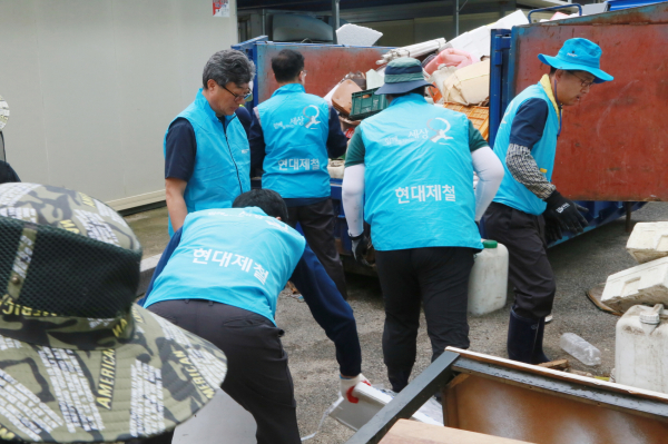 당진 관내 집중호우 피해 복구 지원 활동에 나선 현대제철 임직원들 모습