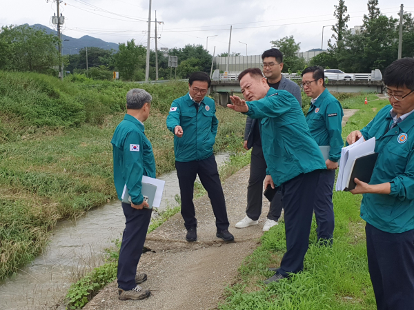 목천읍 승천천 집중호우 피해 현장을 찾아 피해현황을 점검하고 있다.