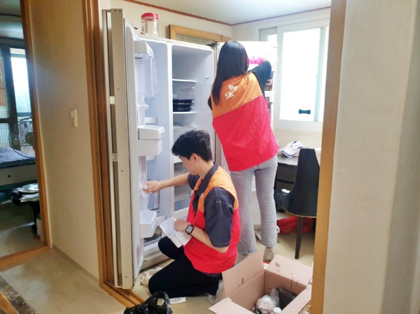 SK이노베이션 'SK1004봉사단'의 ‘행복나눔 사랑잇기’ 여름철 어르신 위생관리 봉사활동 모습