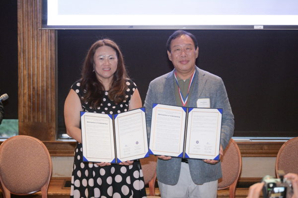 세종시-미네소타 입양인 단체 입양허브 업무협약 (왼쪽부터 에이미 인자 나프즈거 회장, 최민호 세종시장)