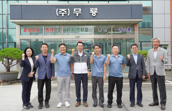 이완섭 서산시장이 ㈜무룡 서산공장을 방문해 애로사항을 청취했다.