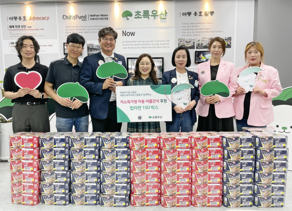 좌측부터 세종라이온스클럽 홍지복 회장 및 임원진, 초록우산 세종지역본부 박미애 본부장,세종도화라이온스클럽 김밍크 회장 및 임원진