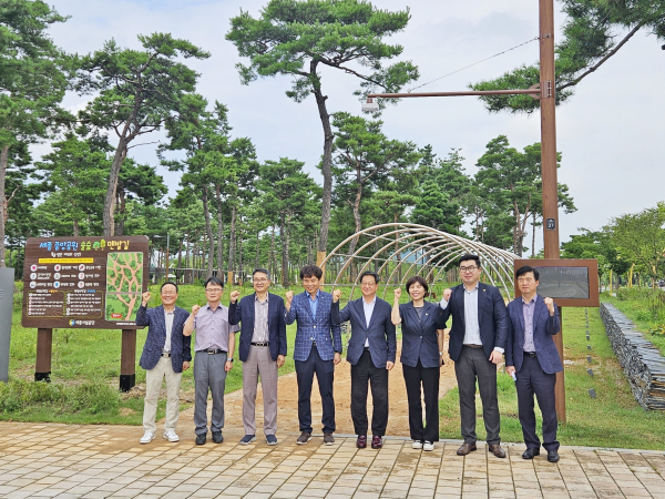 조소연 이사장이 중앙공원 맨발 산책길 방문객 계수시스템 운영 개시 행사를 개최하고 기념촬영