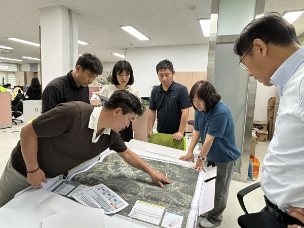 마을별 맞춤형 종합지도 제작을 위해 읍면동 행정복지센터 직원들과 토지관리과 직원이 협의하는 모습
