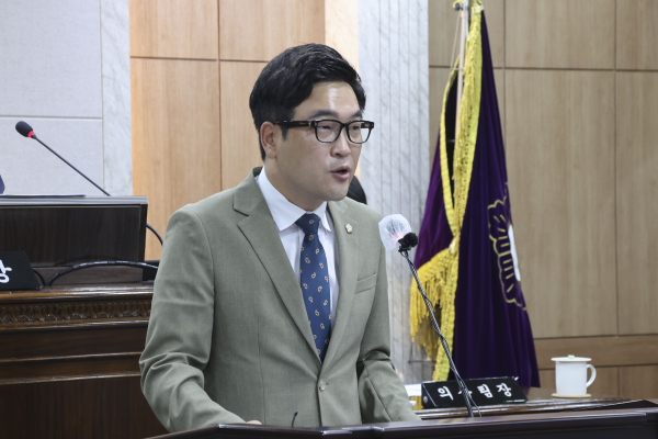 제306회 홍성군의회 임시회 5분 자유 발언하는 이정윤 의원