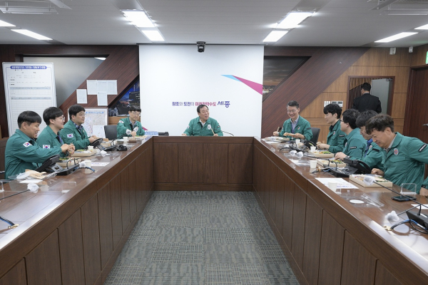 최민호 시장, 23일 시청 상황실에서 집중호우 대응 재난안전 부서 격려하고 있다.
